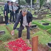 Didi Riyadi tuang air ke makam Lucky