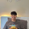 Diego Sinathrya Pegang Cake Ultah