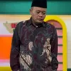 Sule berdiri pakai peci