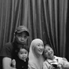 Larissa Chou bersama suami dan anak