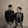 Meskipun hingga saat ini belum ada bocoran kapan pernikahan itu digelar, Al dan Alyssa kompak berfoto dalam balutan busana Jawa.
