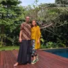 Potret najwa Shihab dan suami.