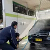 Raphael Moeis anak Sandra Dewi nyuci mobil