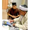 Potret kedekatan Ameer dan sang ayah.