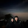 Dinda Hauw dan Rey Mbayang di Gunung