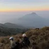 Dinda Hauw dan Rey Mbayang di Gunung Merbabu