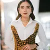 Dini Kurnia pakai baju putih