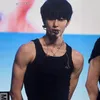 Wonbin RIIZE Pamer Otot Bahu