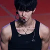 Wonbin RIIZE Pamer Otot Bahu