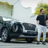 Potret Gilang bareng mobil-mobil mewahnya.