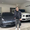 Potret Gilang bareng mobil-mobil mewahnya.