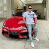 Potret Gilang bareng mobil-mobil mewahnya.