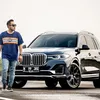 Potret Gilang bareng mobil-mobil mewahnya.