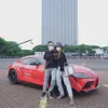 Potret Gilang bareng mobil-mobil mewahnya.