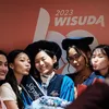 Sarah Tumiwa Wisuda