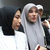 Clara Shinta pakai hijab abu-abu
