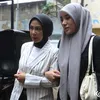 Clara Shinta bawa tas putih