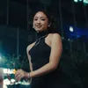 Dita dengan dress hitam