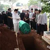 Pemakaman Mertua Chua Kotak dan Dewi Sandra