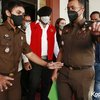 Sudah memakai rompi merah, Jerinx pun dibawa ke rutan Polda Metro Jaya untuk menjalani hukuman selama 20 hari sampai hari persidangan tiba. 