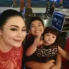 Yan Vellia dan dua buah hati