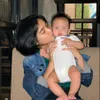 potret kedekatan FUji dan baby Gala.