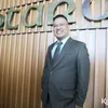 Uya Kuya berdiri di gedung DPR