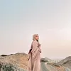 Inara Rusli foto pakai abaya krem