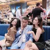Potret Hotman bareng wanita-wanita cantik dan seksi.