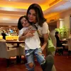 Nikita Mirzani Momong Anak