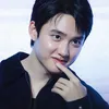 D.O EXO tersenyum