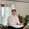 D.O. pakai kostum koki