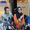 Doktif pakai kacamata hitam lebar