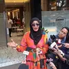 Doktif pakai dress orange hijab hitam