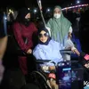 Doktif naik kursi roda