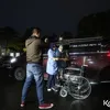 Doktif dibantu masuk mobil