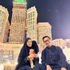 Momen Dude Harlino dan Alyssa Soebandono umroh