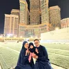 Momen Dude Harlino dan Alyssa Soebandono umroh