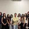 Dul Jaelani berdiri di tengah