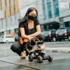 Potret Ariel tatum memberi makan kucing.