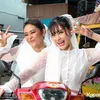 Duo Anggrek naik motor