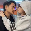 Dwi Andhika menatap wajah Chika Jessica