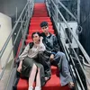 Eby DA5 dan Zahra DA7 di belakang panggung.