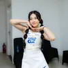 Eca Aura pakai baju olahraga