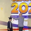 El Barack di panggung wisuda sekolah
