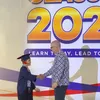 El Barack salaman dengan guru di sekolah