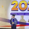El Barack pamerkan ijazah di panggung wisuda