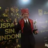 El Manik Pegang Piala