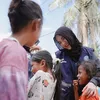 Elina Joerg tertawa bareng anak-anak Aceh