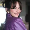 Enzy Storia pakai baju ungu
